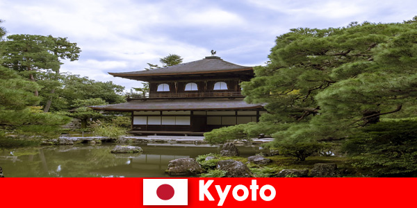 Boutiques originales avec de vieux métiers pour les touristes à Kyoto au Japon