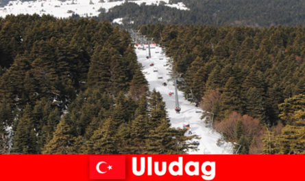Le voyage de vacances populaire pour les skieurs à Uludag en Turquie est en ce moment