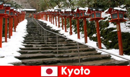 Beau paysage d'hiver à Kyoto au Japon pour les vacanciers en spa