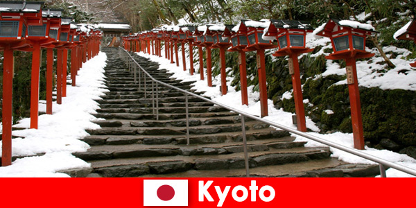 Beau paysage d'hiver à Kyoto au Japon pour les vacanciers en spa