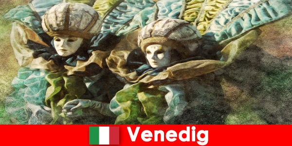 Spectacle de carnaval pour les touristes dans la ville lagunaire de Venise Italie