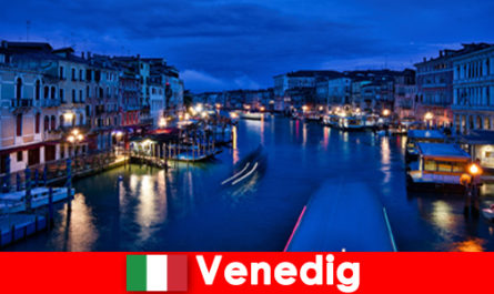 Italie Venise Des femmes passionnées comme compagnes de voyage lors de belles excursions en bateau