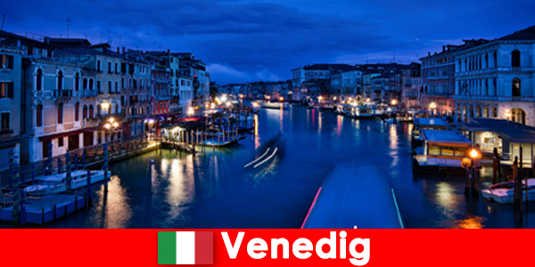 Italie Venise Des femmes passionnées comme compagnes de voyage lors de belles excursions en bateau