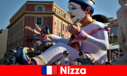 Voyage pour les carnavalistes en famille au défilé de carnaval traditionnel à Nice France