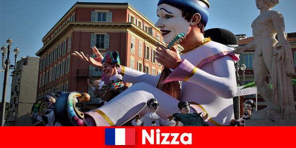 Voyage pour les carnavalistes en famille au défilé de carnaval traditionnel à Nice France