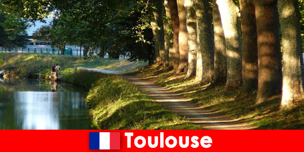 Repos sur le rivage pour les voyageurs à Toulouse France
