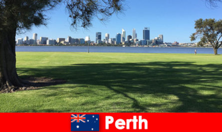 Voyage d'aventure avec des amis à travers le paysage urbain de Perth en Australie