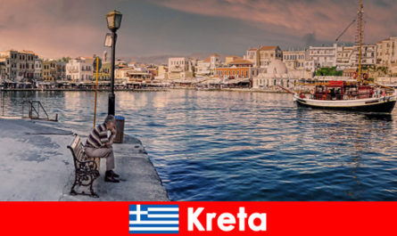 Les touristes en Crète Grèce découvrent de délicieuses spécialités et un style de vie