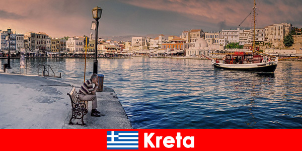 Les touristes en Crète Grèce découvrent de délicieuses spécialités et un style de vie