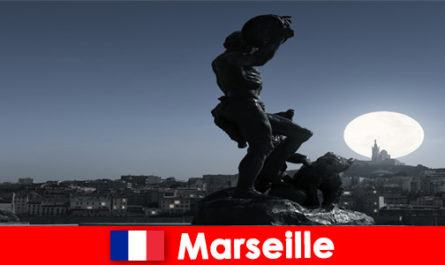 Marseille France est la ville aux visages colorés avec beaucoup de culture et d'histoire