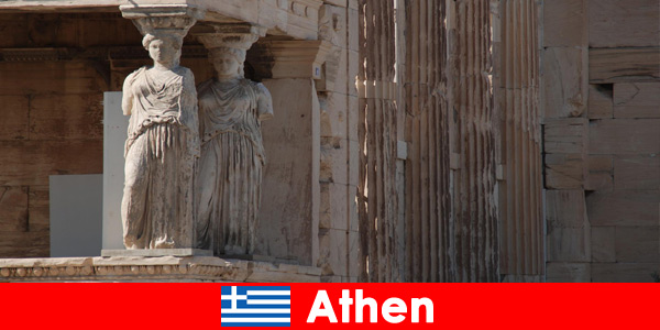 Des statues de dieux et de mythes ravissent les touristes à Athènes en Grèce