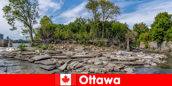 Les touristes étrangers apprécient le beau paysage à Ottawa Canada