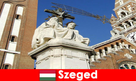 Le pèlerinage des touristes à Szeged en Hongrie vaut le détour