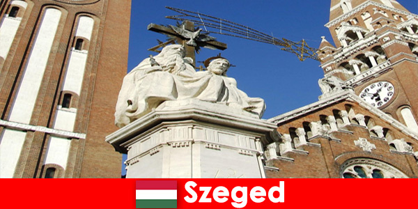 Le pèlerinage des touristes à Szeged en Hongrie vaut le détour