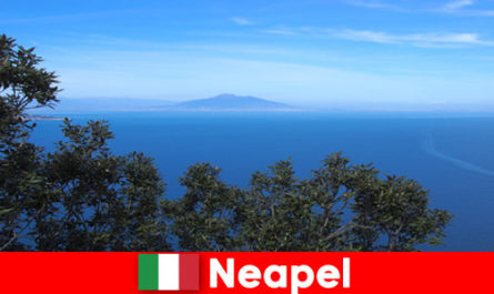 Les étrangers aiment la joie de vivre et l'hospitalité de Naples Italie