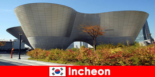 Les étrangers sont impressionnés par la modernité et les traditions anciennes à Incheon en Corée du Sud