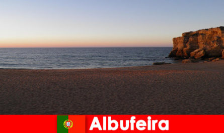 Des vacances amusantes à Albufeira au Portugal pour les touristes sportifs avec de nombreuses activités et une alimentation saine