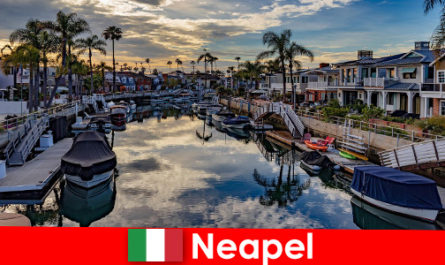 Escapade à Naples Italie pour les jeunes touristes avec des moments de plaisir exotiques