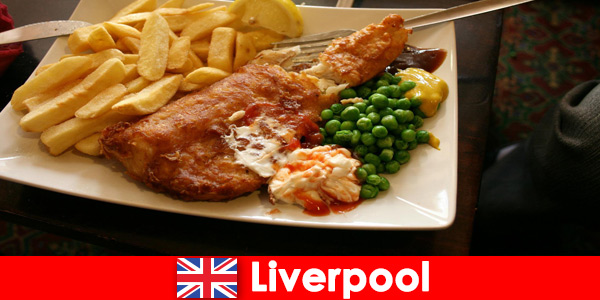 Les vacanciers dînent traditionnellement et nationalement à Liverpool en Angleterre