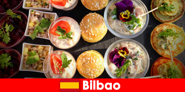 Les vacanciers aiment les délicieux apéritifs à chaque coin de rue à Bilbao en Espagne