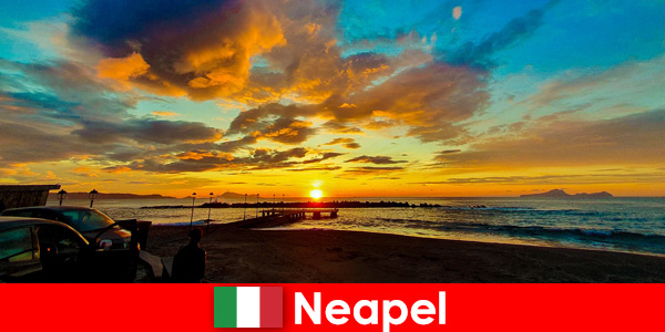 Profitez des plus beaux couchers de soleil du soir à Naples Italie