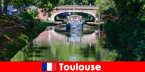 Une excursion en bateau à travers la belle Toulouse France