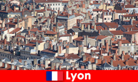 Les touristes amoureux sont invités à déguster des spécialités régionales à Lyon France