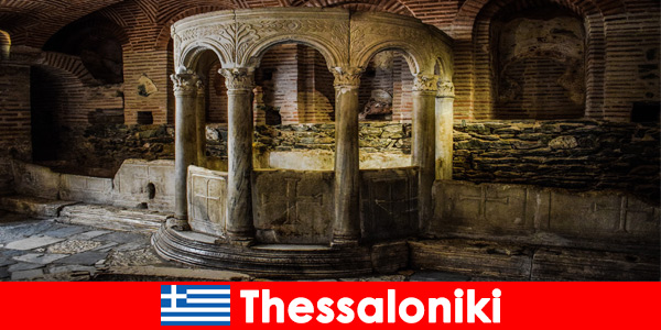 Les vacanciers à Thessalonique en Grèce visitent les mosquées, les églises et les monastères