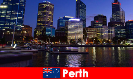 Une scène culturelle et une vie nocturne sauvage attendent les jeunes voyageurs à Perth en Australie