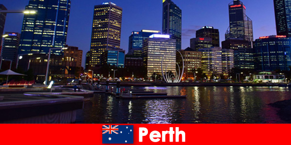 Une scène culturelle et une vie nocturne sauvage attendent les jeunes voyageurs à Perth en Australie