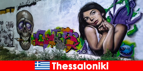Les galeries de rue avec des graffitis sont populaires à Thessalonique en Grèce