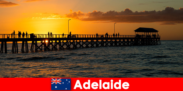 Des milliers de vacanciers visitent le bord de mer à Adélaïde en Australie