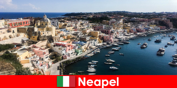 Les vacances dans la ville côtière de Naples, en Italie, sont toujours une expérience