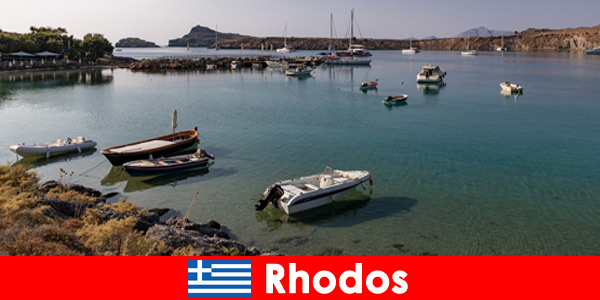 À Rhodes en Grèce avec des bateaux dans la grande mer