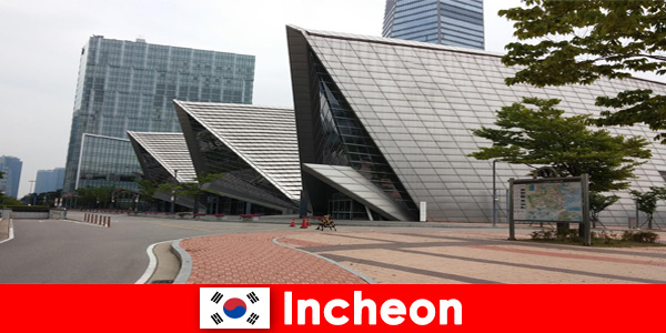 Les touristes à Incheon en Corée du Sud vivent des contrastes tels que la grande ville et la tradition