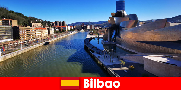 Les vacanciers explorant Bilbao Espagne à vélo en été