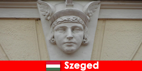 Des étudiants proposent des visites de la ville de Szeged en Hongrie