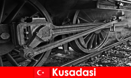 Les touristes amateurs visitent le musée en plein air des vieilles locomotives à Kusadasi Turquie