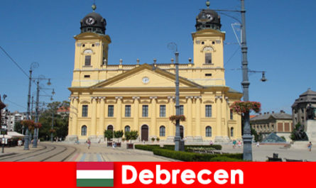 Les touristes découvrent l'art et l'histoire à Debrecen Hongrie