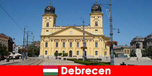 Les touristes découvrent l’art et l’histoire à Debrecen Hongrie