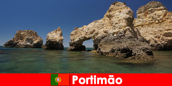 Vues sur la mer et formations rocheuses artistiques attendent les touristes à Portimão Portugal