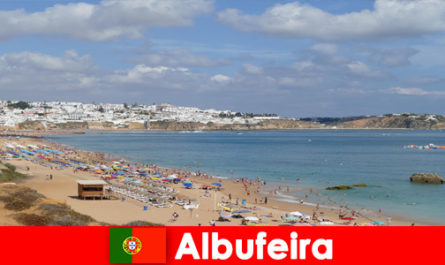 Les vacanciers à Albufeira Portugal découvrent la nature, la mer et la bonne cuisine