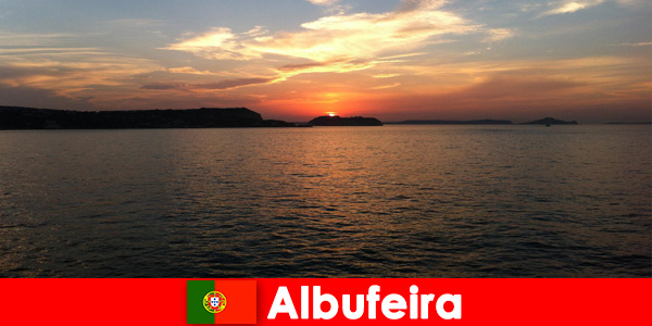 Les clients d'Albufeira au Portugal profitent du calme le soir