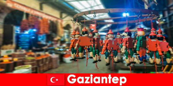 Les vendeurs du marché avec des souvenirs artisanaux attendent les touristes à Gaziantep Turquie