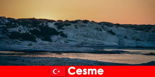 Les vacanciers aiment les longues promenades sur la plage de Cesme en Turquie