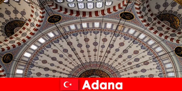 Des mosquées ornées sont ouvertes à tous les visiteurs à Adana Turquie