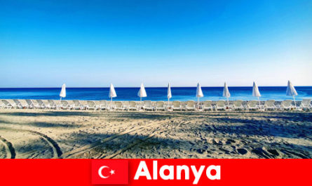 Recommandation profitez de vacances à Alanya en Turquie avec des enfants nageant à la plage