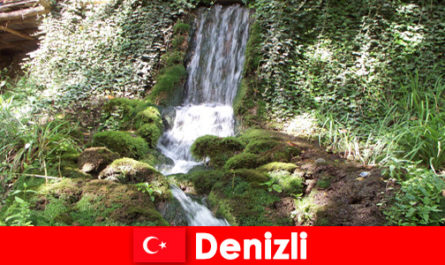 Les voyageurs de la nature visitent des lieux uniques à Denizli Turquie