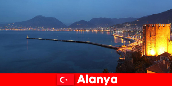Magnifique décor d'événement le soir à Alanya Turquie