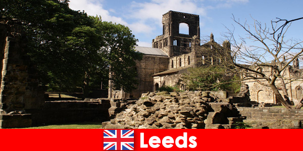 Monuments historiques pleins d'histoires à Leeds en Angleterre